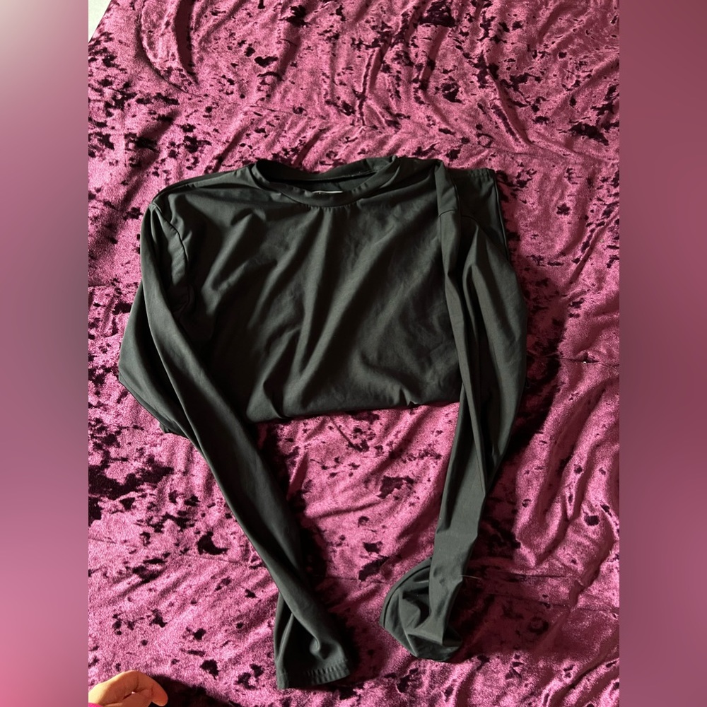 black athletic shirt